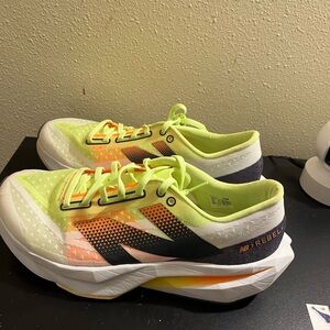 Mens 8.5 New Balance Rebel v4